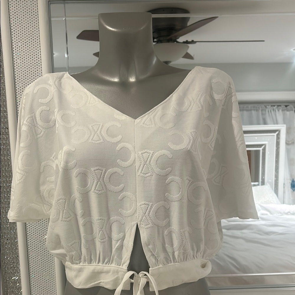 Chic White Crop Top with Logo Pattern